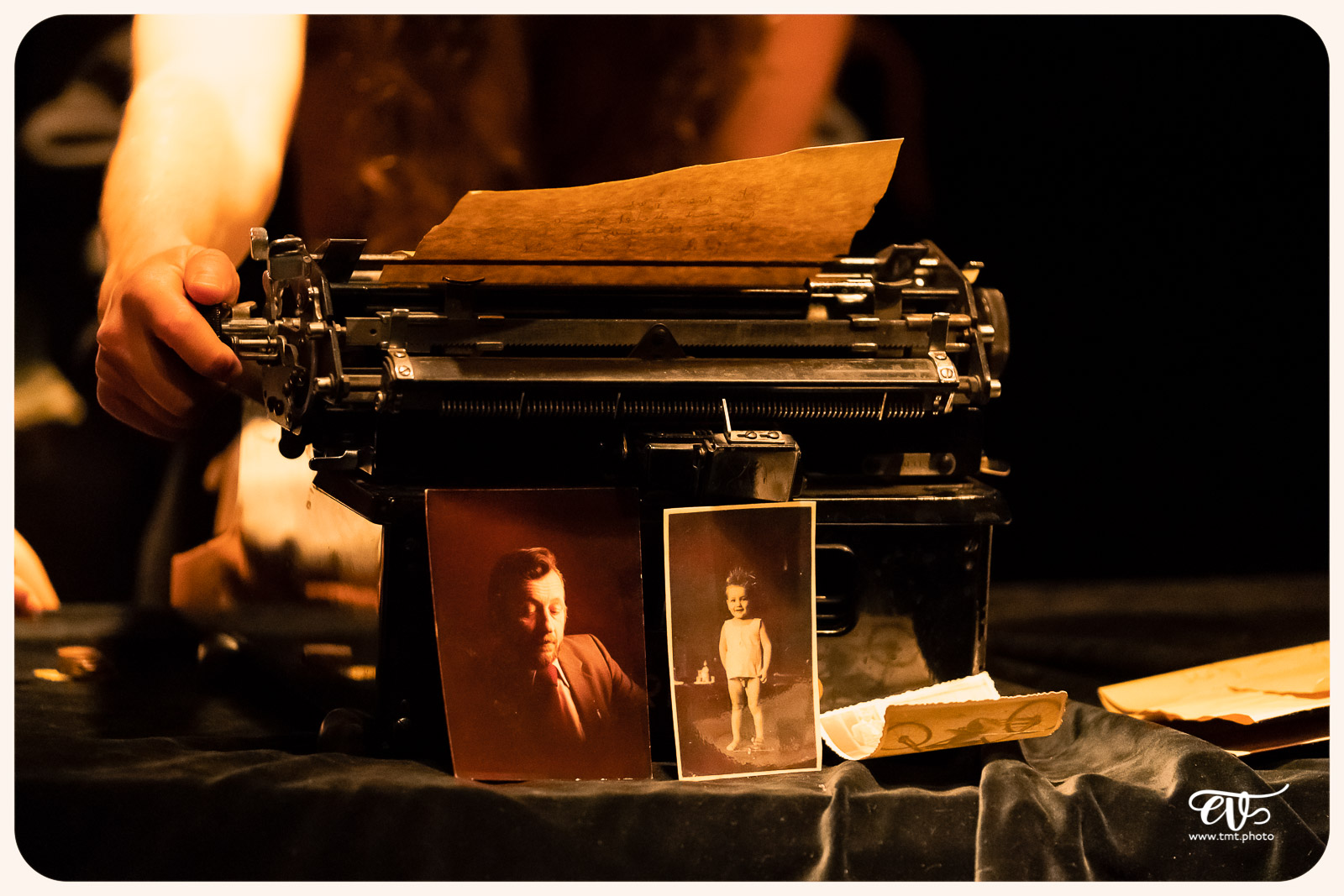 LA MESNIE H. - UN JOUR D'ÉTÉ